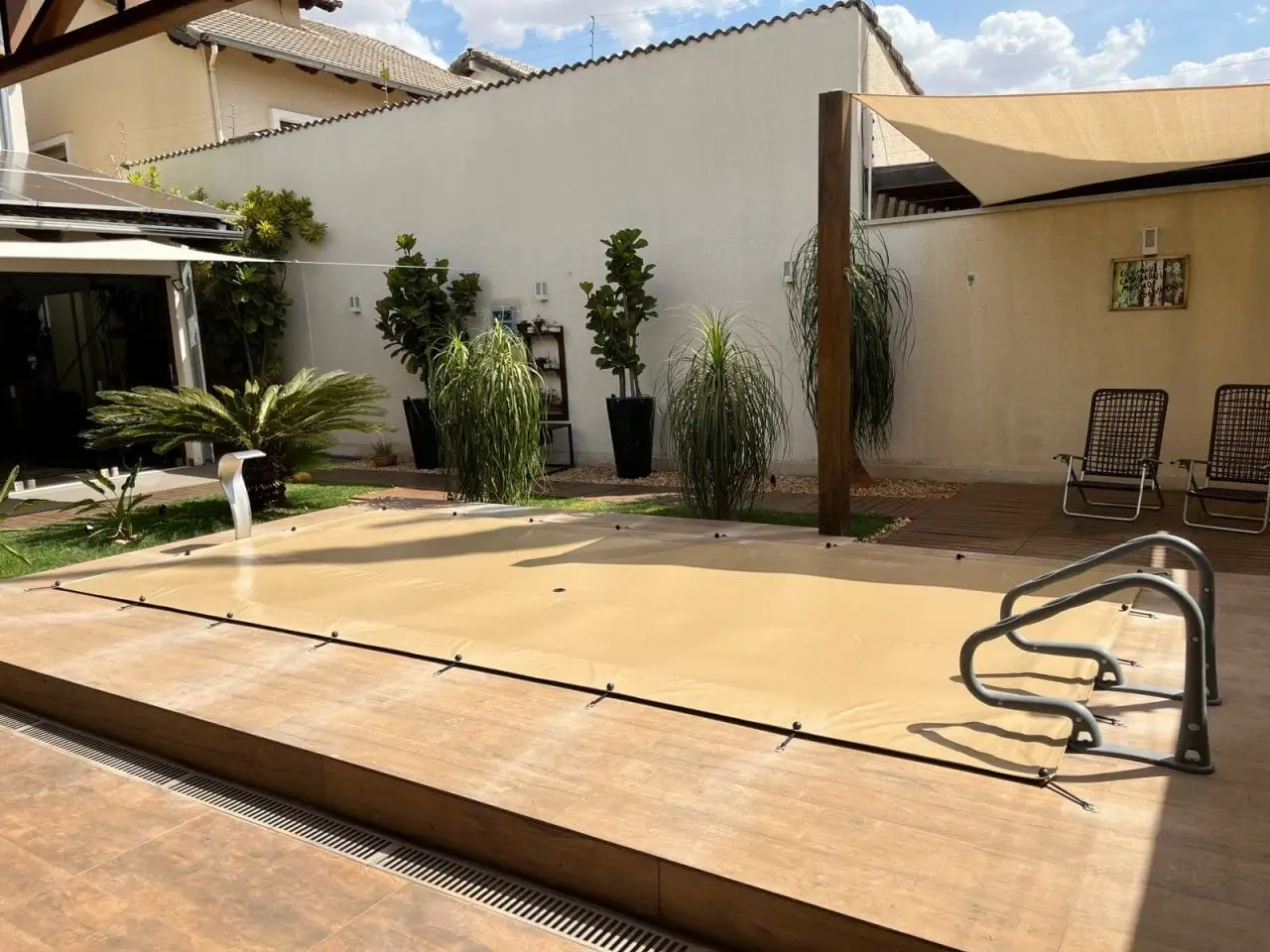 Capa de Piscina marrom coiote